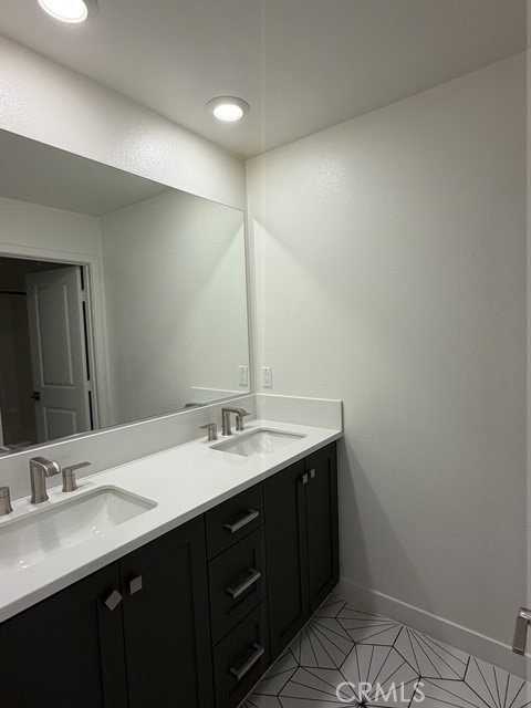 204 Baluster - Photo 3 of 8