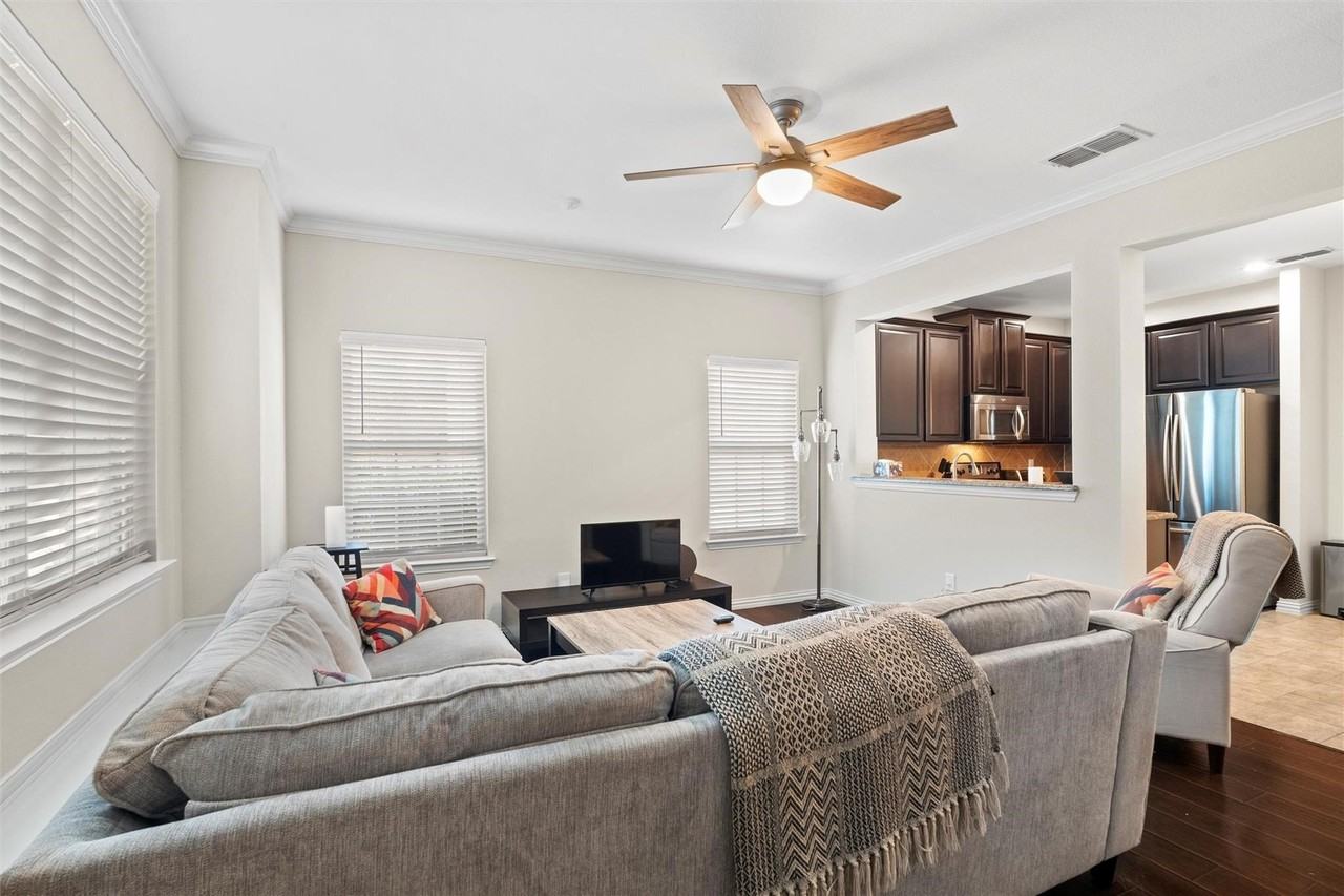 6900 Carrington Ln - Photo 4 of 40