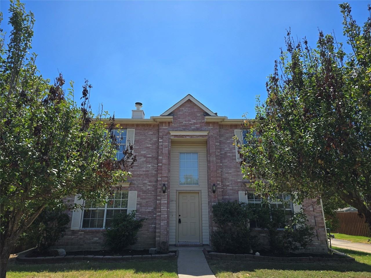 4512 Saddlebrook Dr - Photo 2 of 28