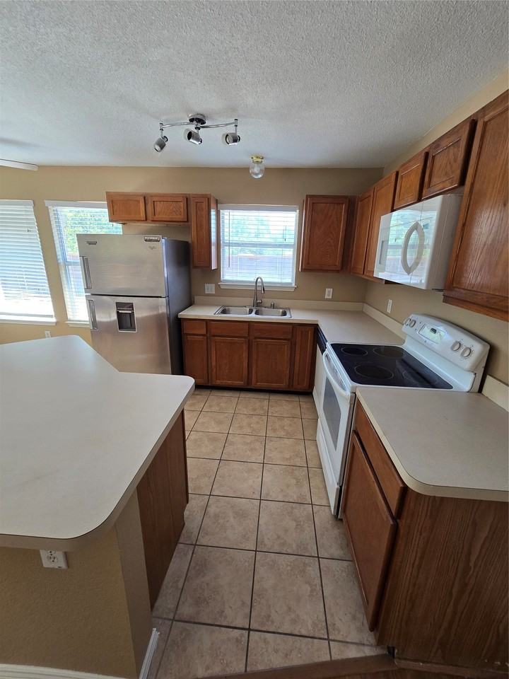 4512 Saddlebrook Dr - Photo 4 of 28
