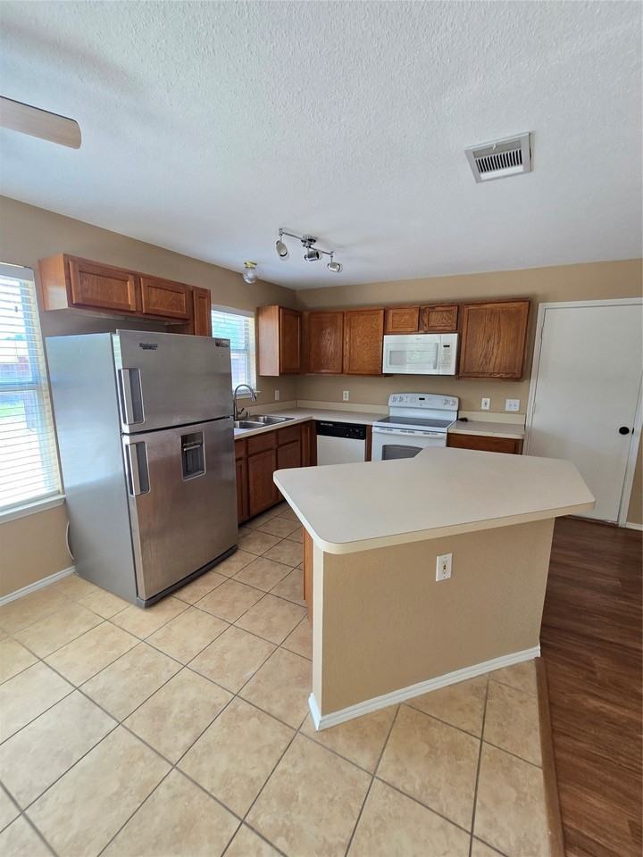 4512 Saddlebrook Dr - Photo 5 of 28