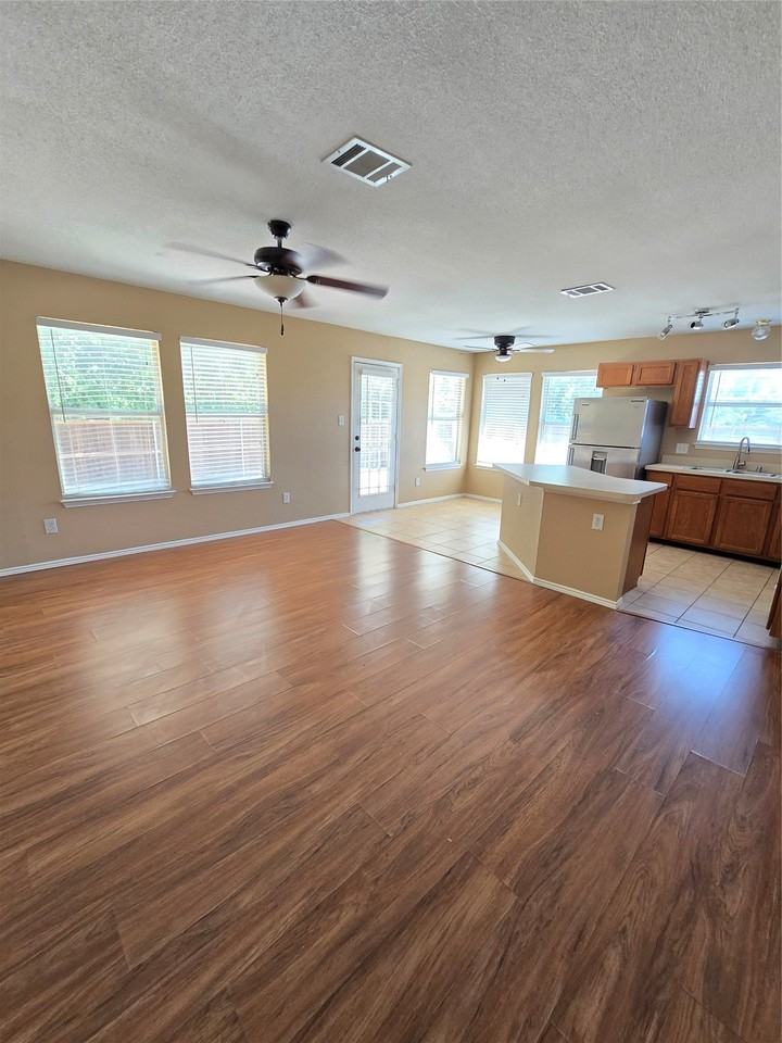 4512 Saddlebrook Dr - Photo 7 of 28