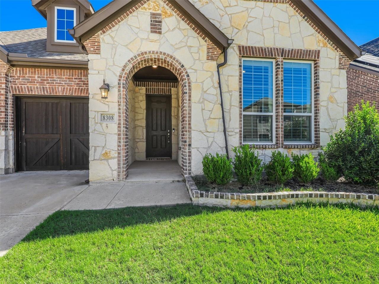 8308 Pine Valley Dr - Photo 3 of 40