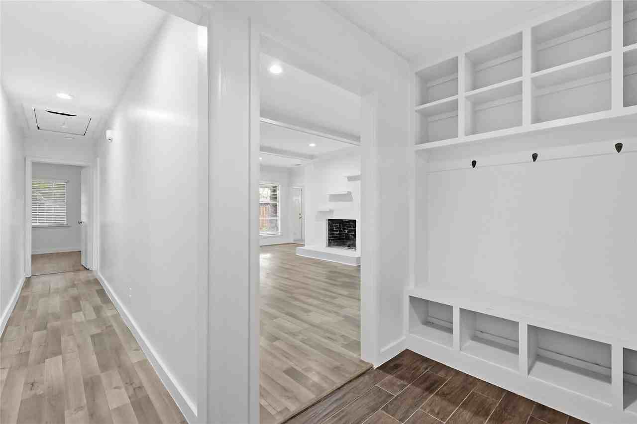 2010 Swansee Dr - Photo 4 of 27