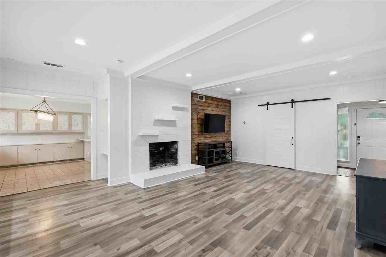 2010 Swansee Dr - Photo 5 of 27