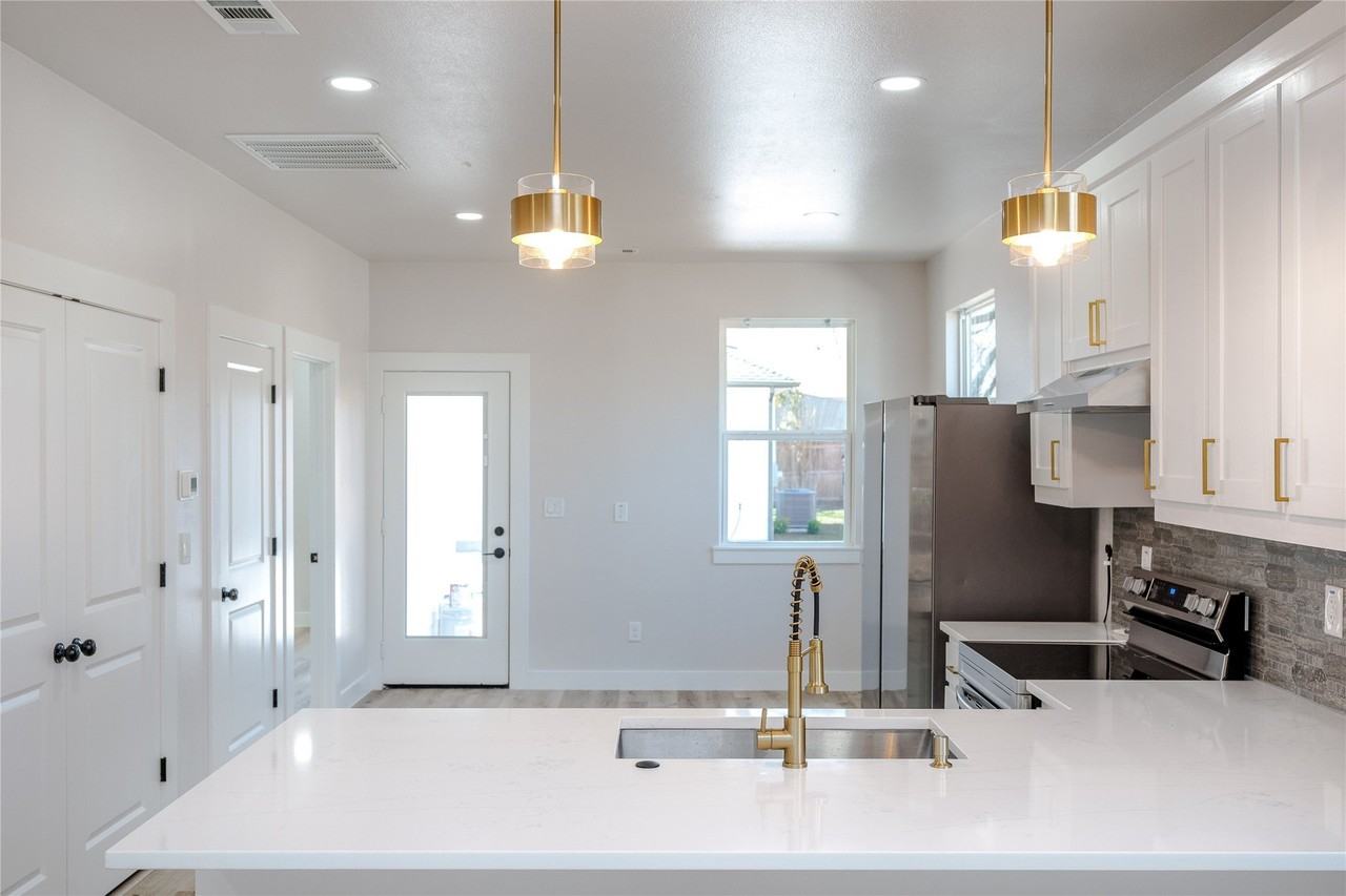 2231 Denison St - Photo 4 of 13