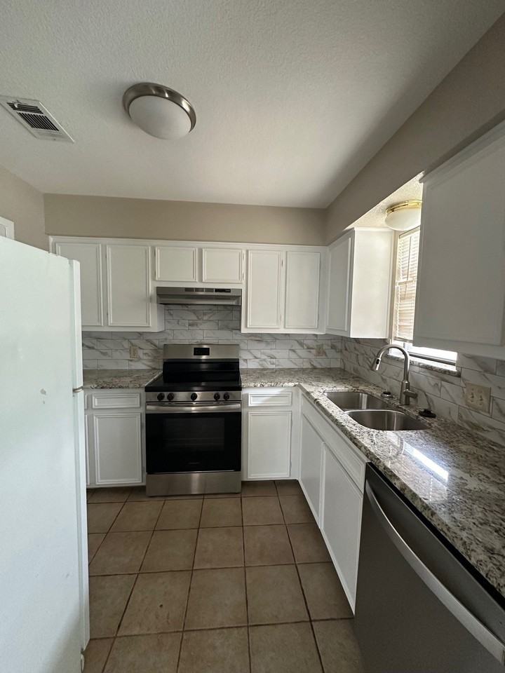 1144 Suburban St #1146 - Photo 4 of 9