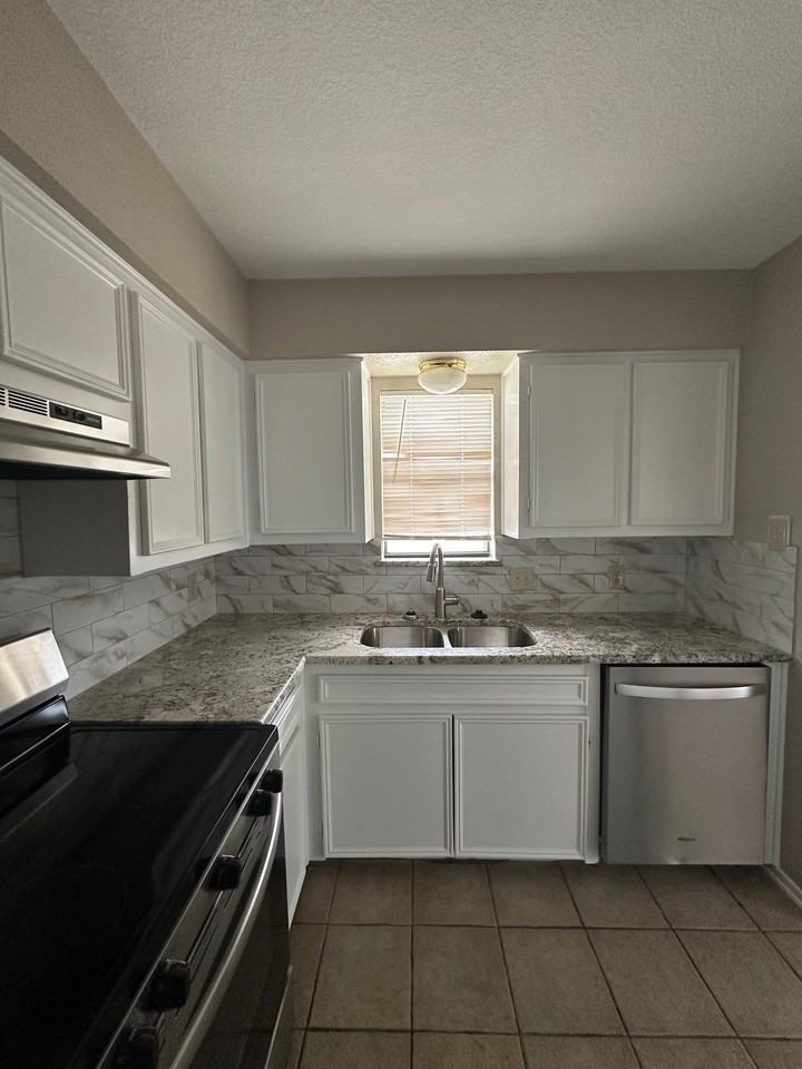 1144 Suburban St #1146 - Photo 5 of 9