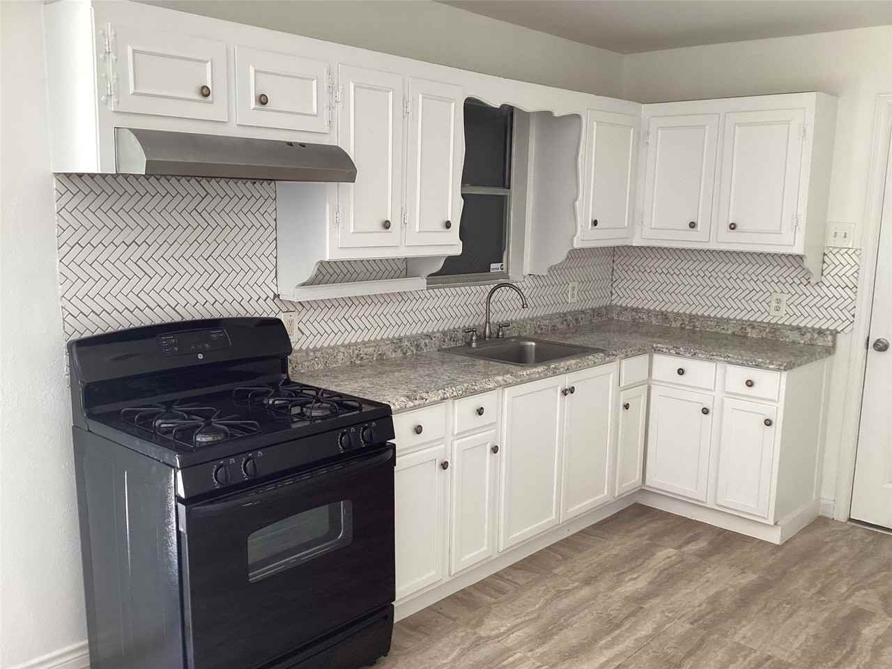155 Chateau Dr - Photo 4 of 13