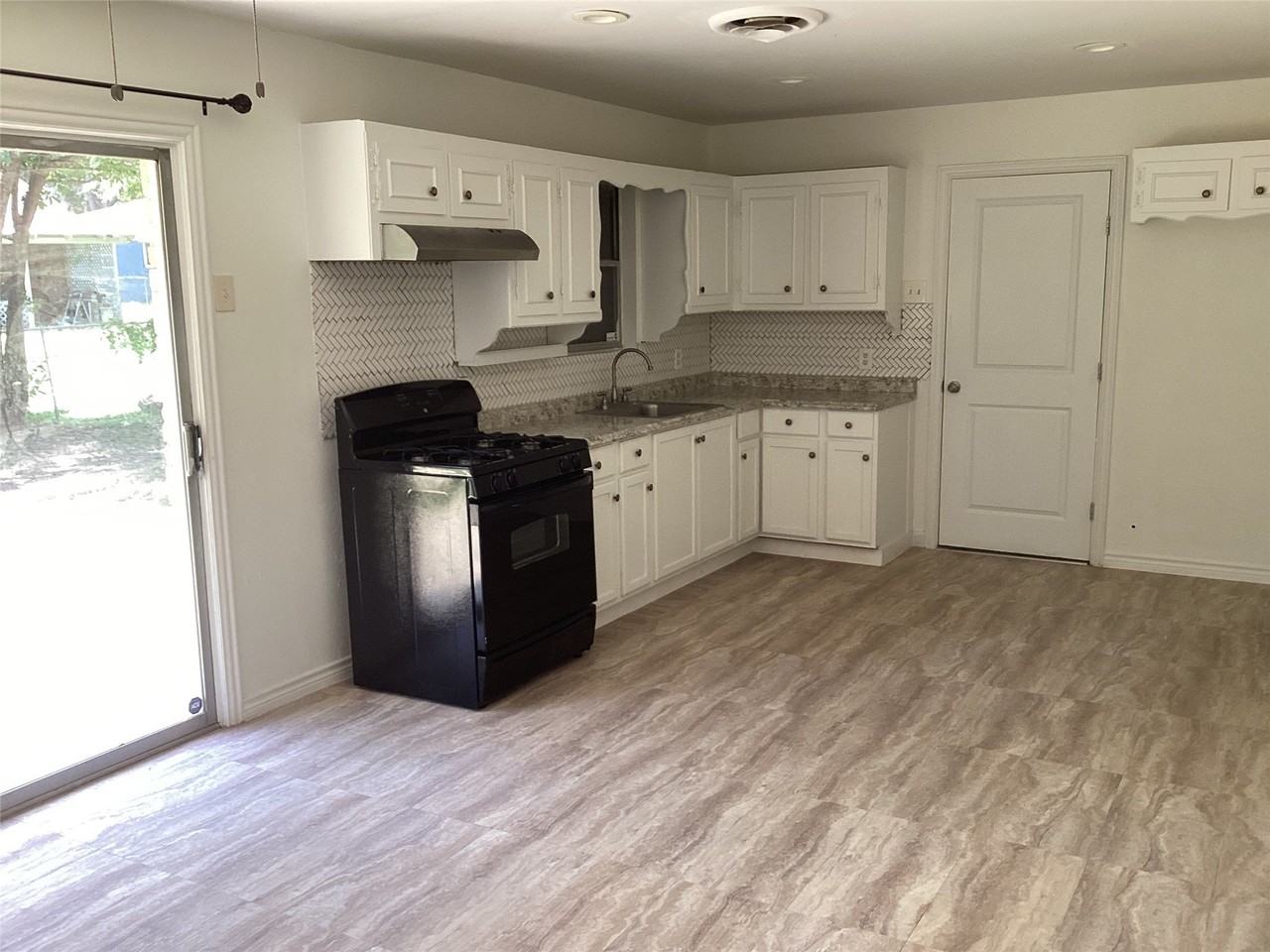 155 Chateau Dr - Photo 5 of 13