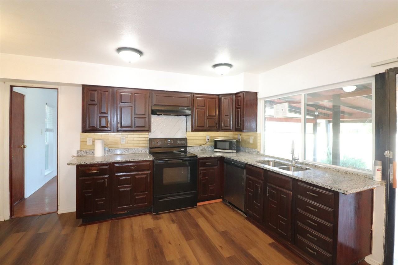 1504 Fair Oaks Dr - Photo 6 of 26