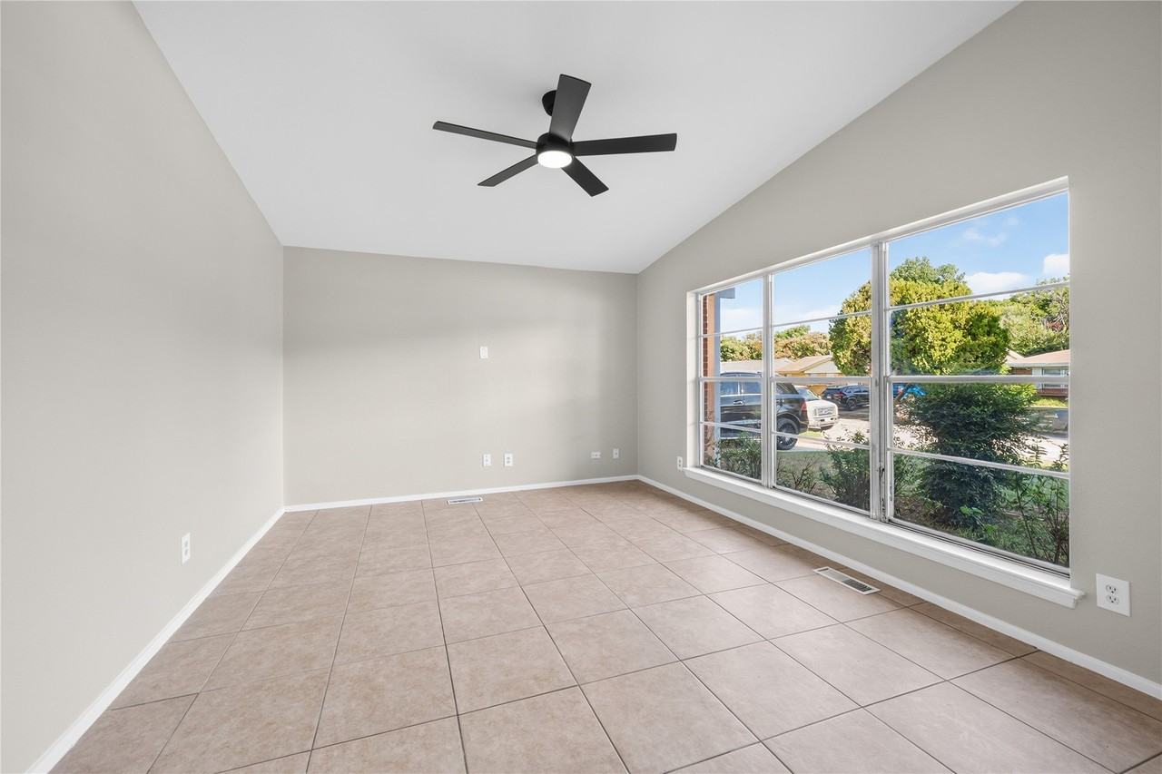 2821 Yale St - Photo 6 of 30