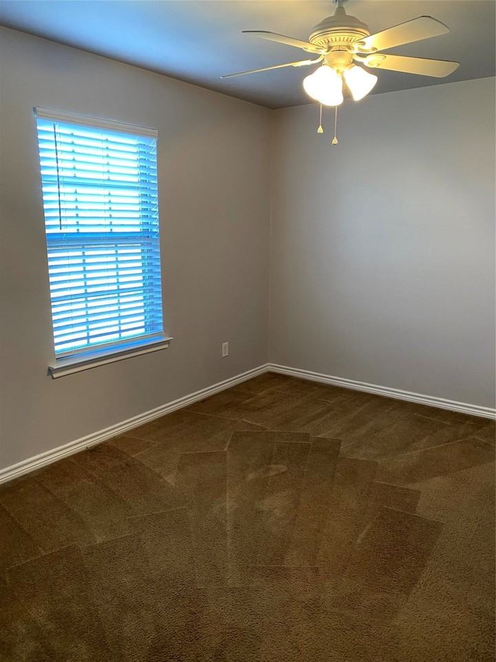 906 Parkplace Rdg - Photo 2 of 31