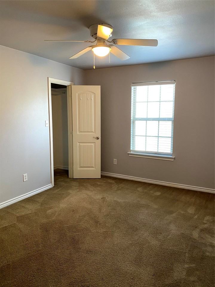 906 Parkplace Rdg - Photo 7 of 31