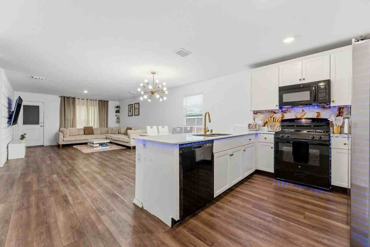 2915 Acacia Dr - Photo 6 of 31