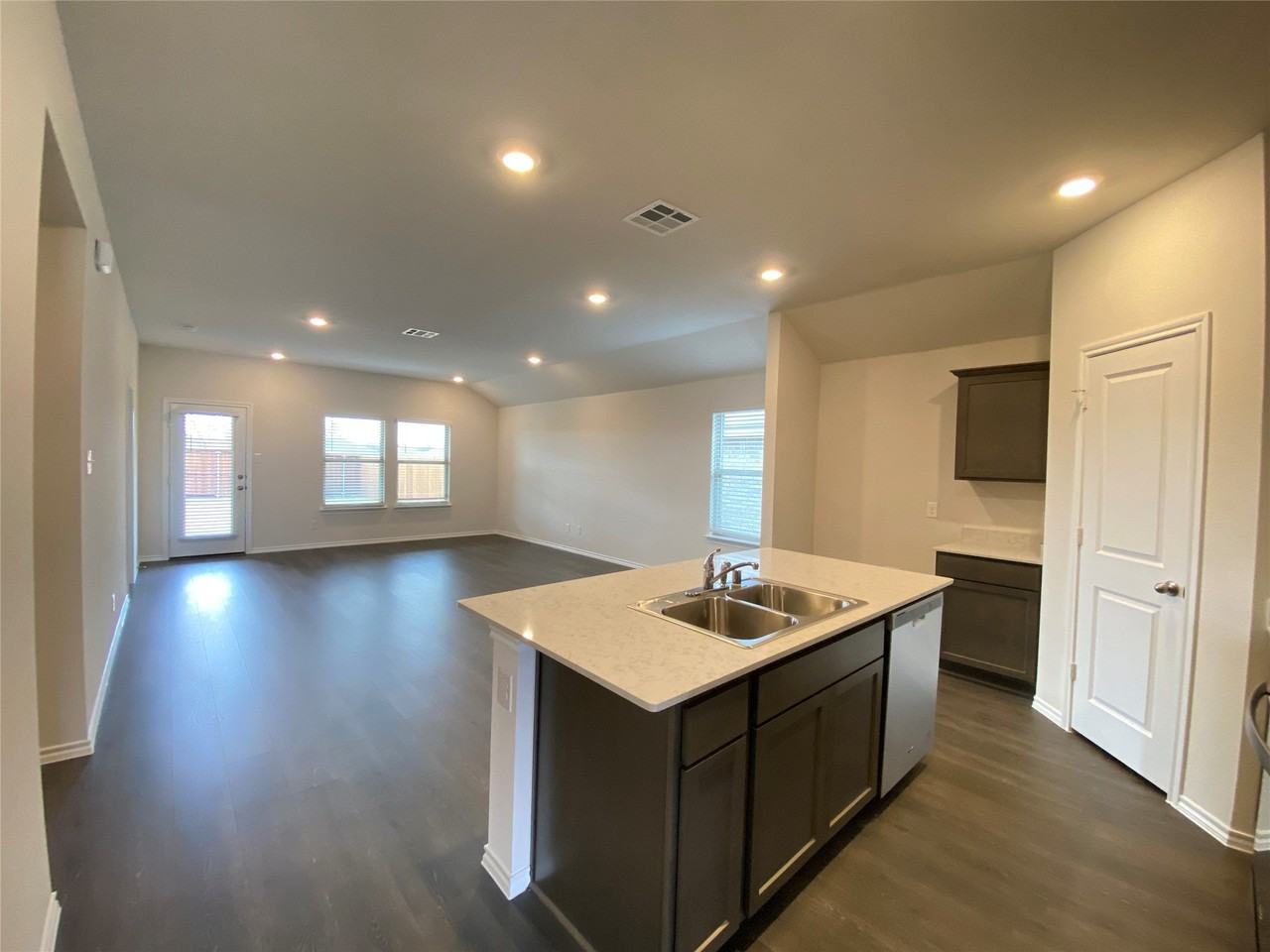 3126 Channing Dr - Photo 4 of 16
