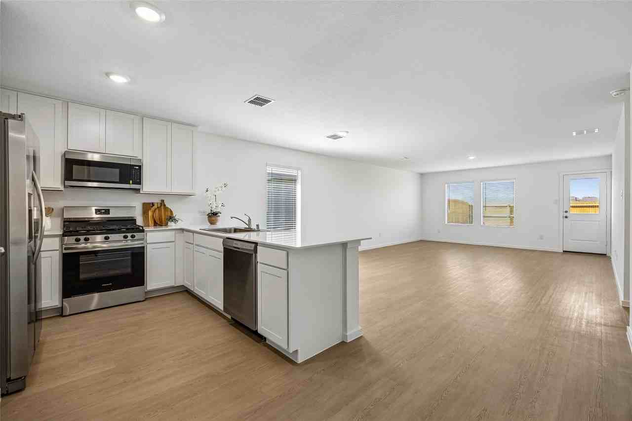 9213 Schram Rd - Photo 2 of 35