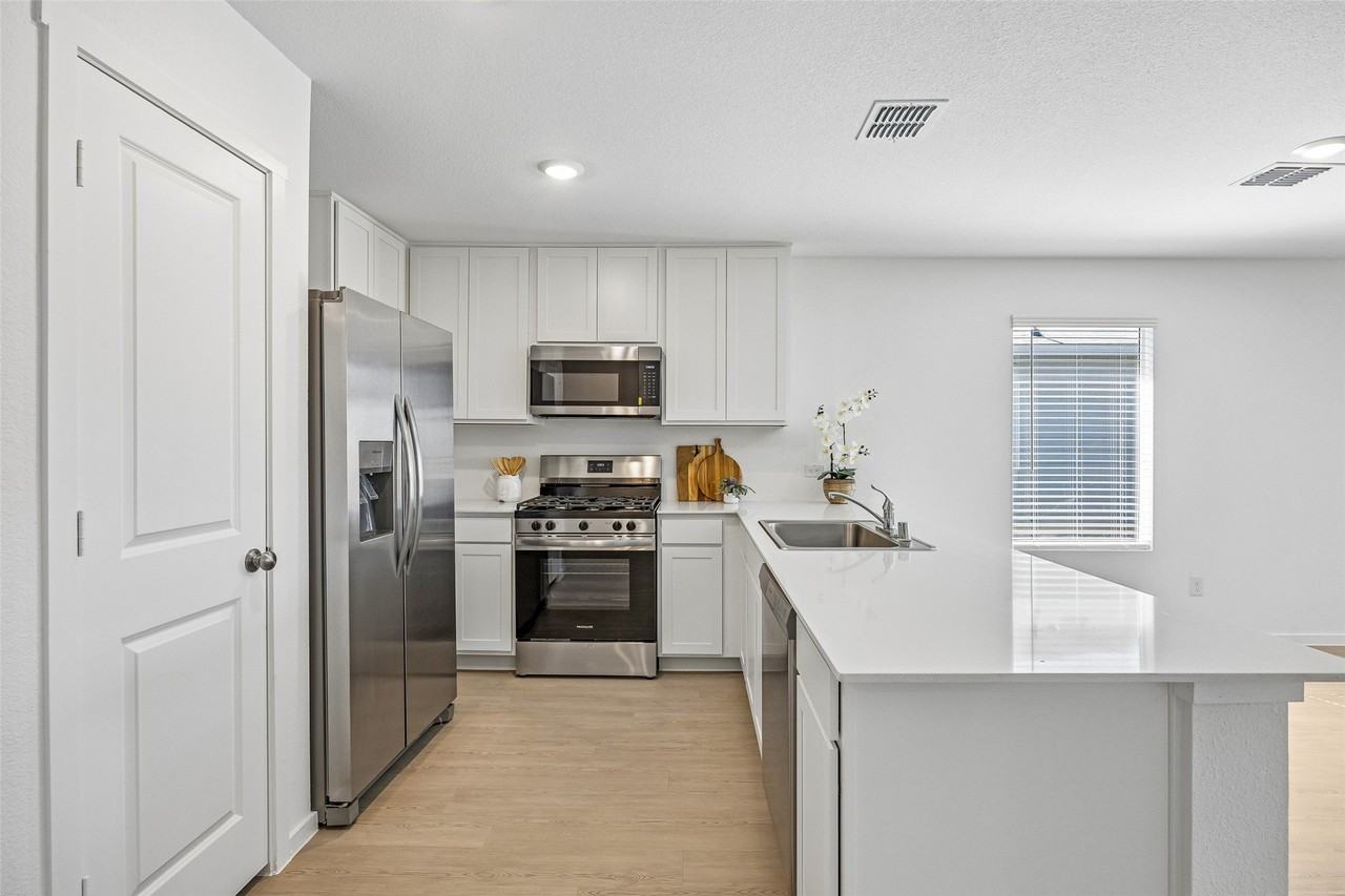 9213 Schram Rd - Photo 4 of 35