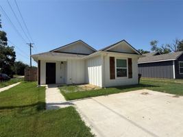 featured image of 420 E 5th St