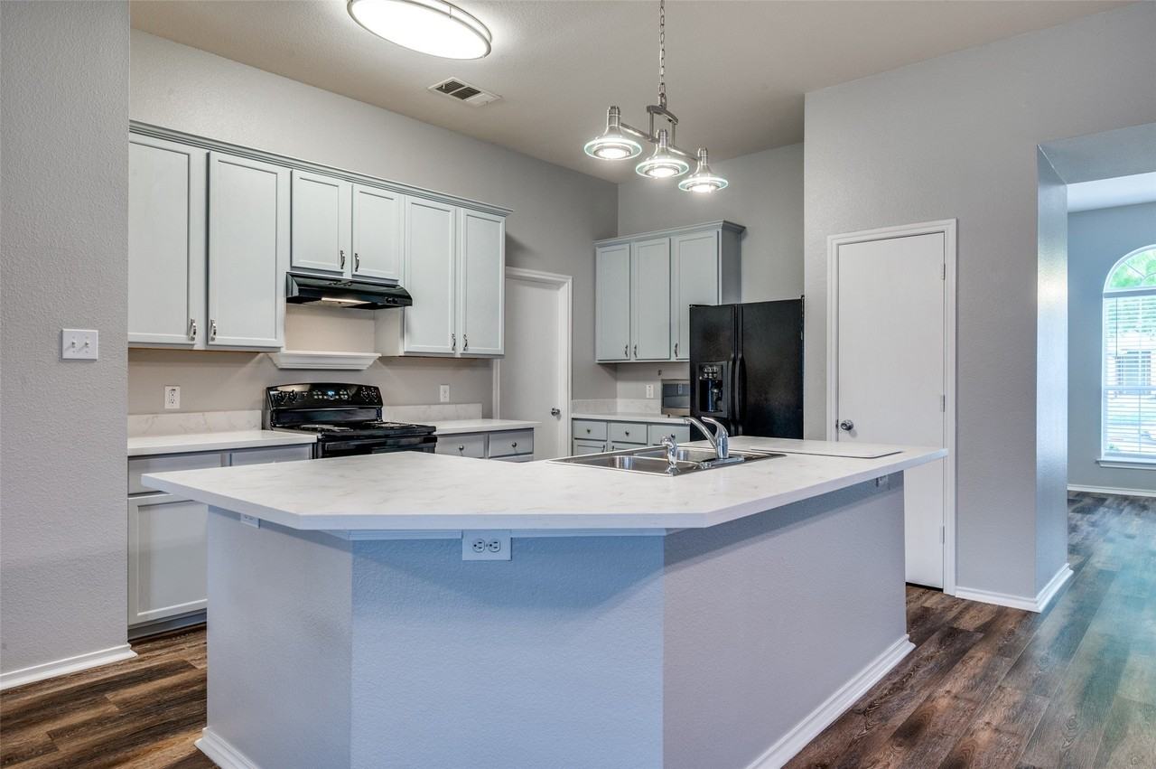 1277 Stone Ln - Photo 4 of 15