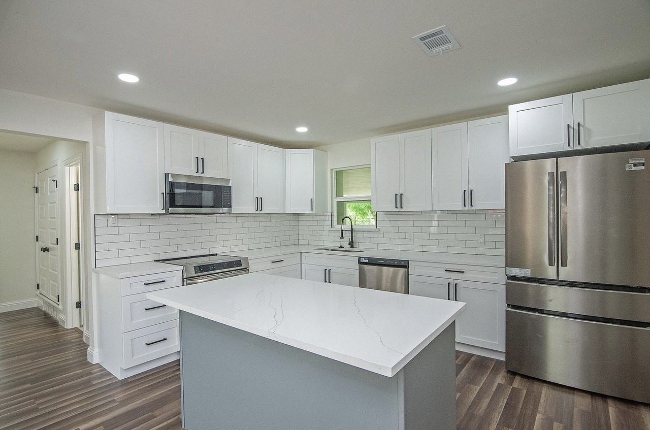 2608 Lockhart Ave - Photo 2 of 17