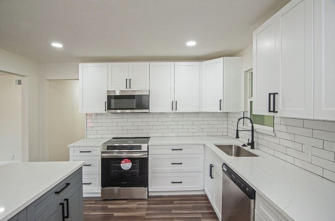 2608 Lockhart Ave - Photo 3 of 17