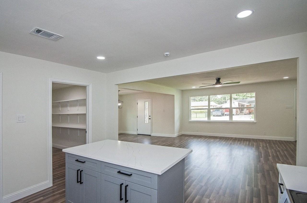 2608 Lockhart Ave - Photo 4 of 17
