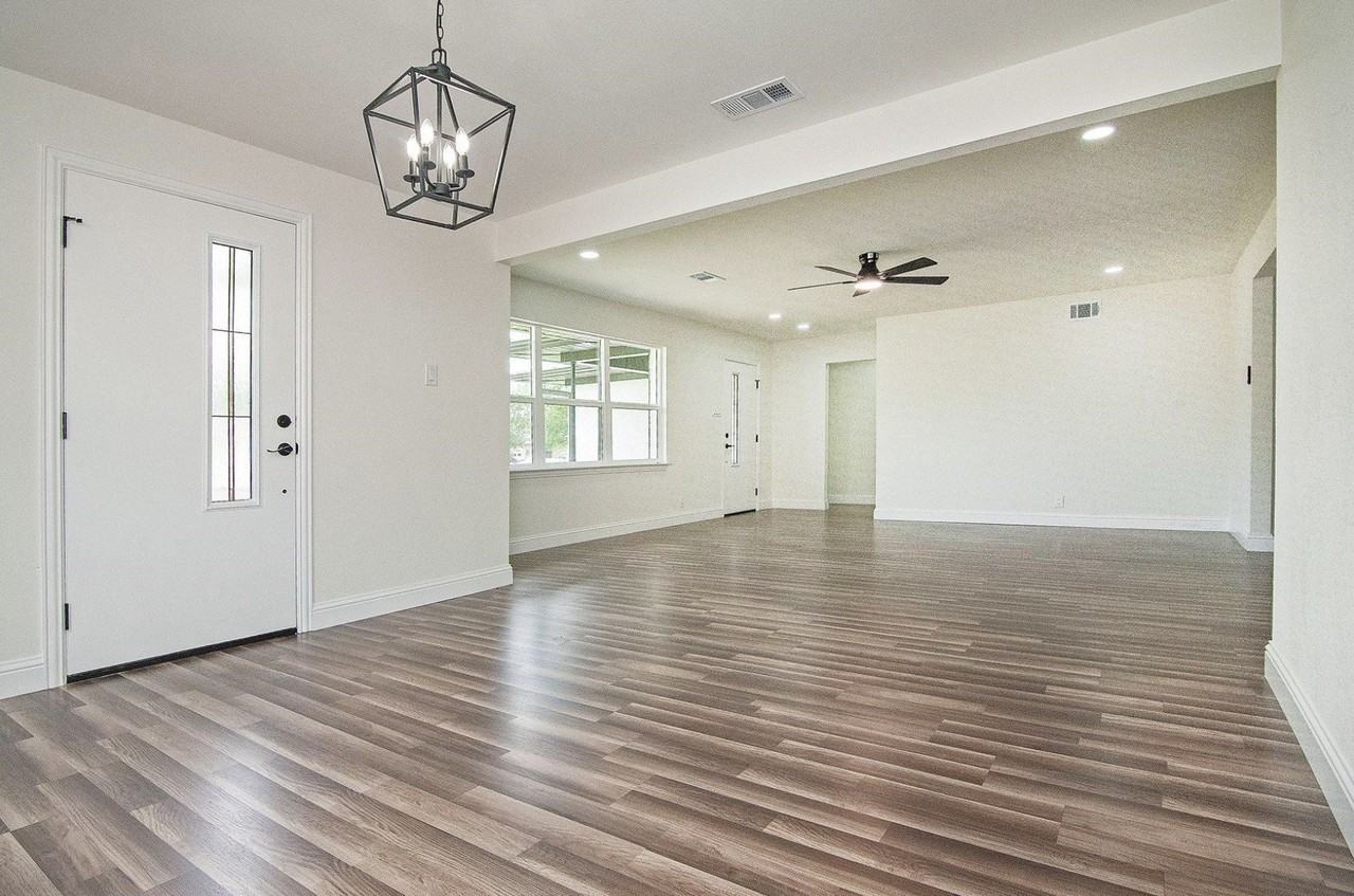 2608 Lockhart Ave - Photo 7 of 17