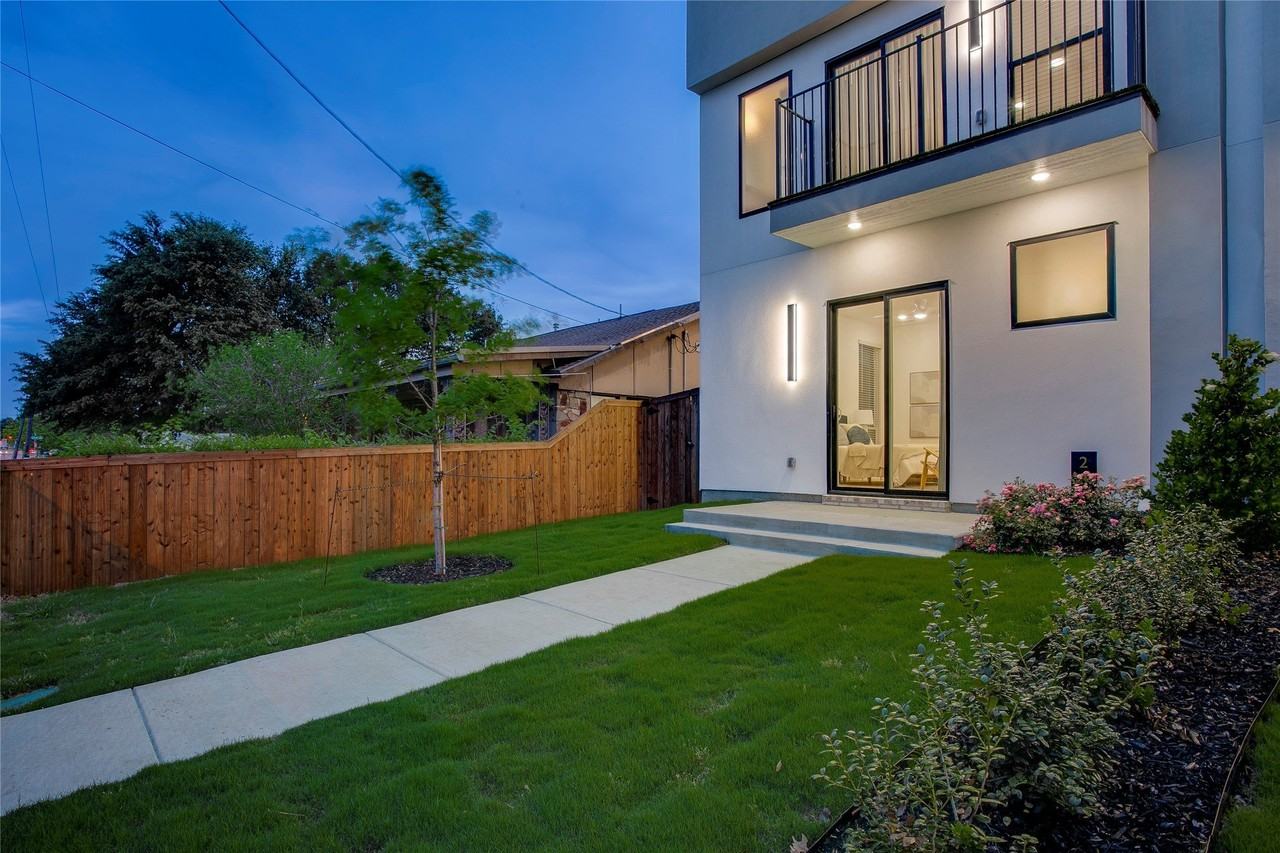 2313 S Vernon Ave - Photo 3 of 40