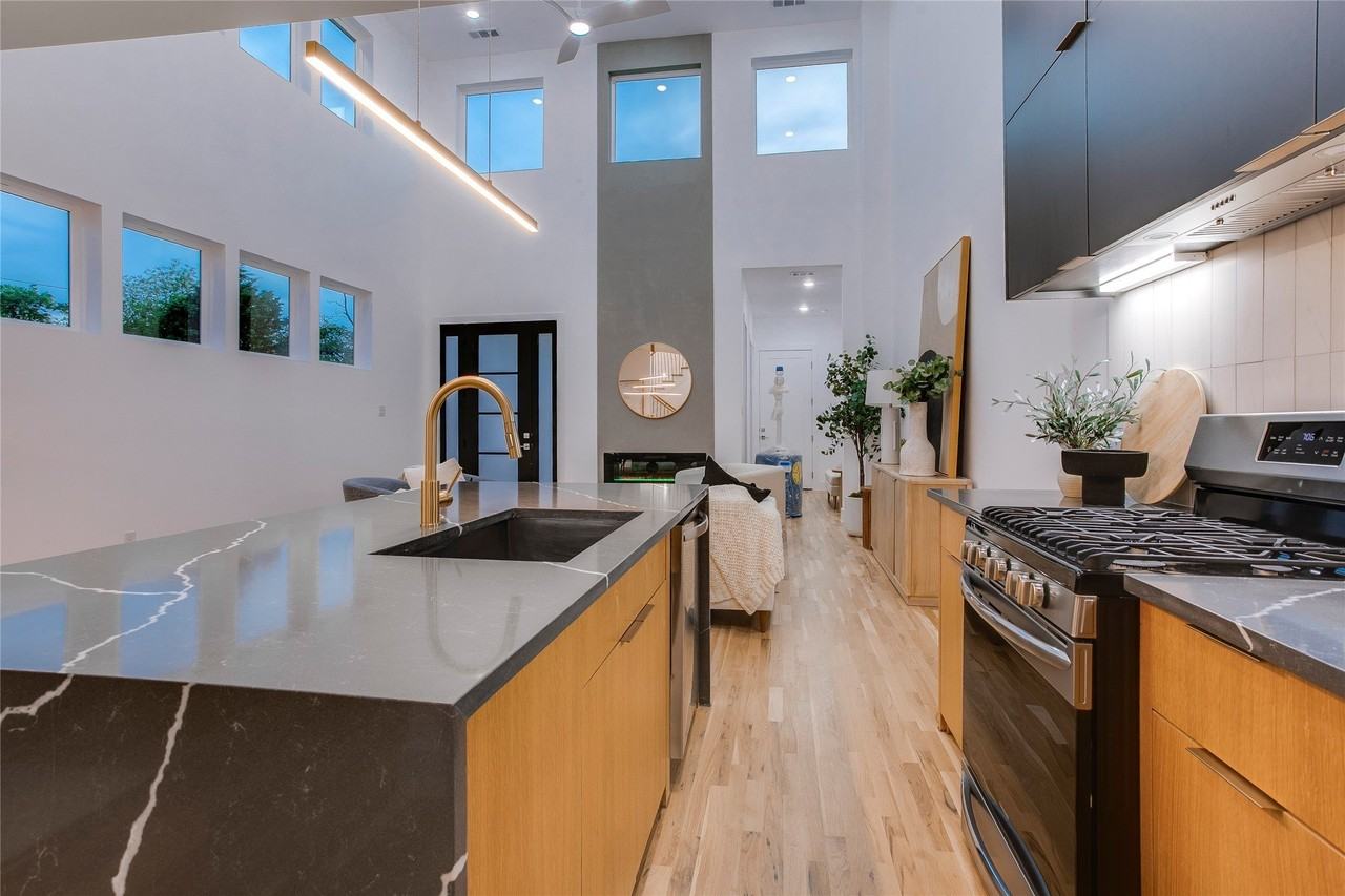 2313 S Vernon Ave - Photo 7 of 40