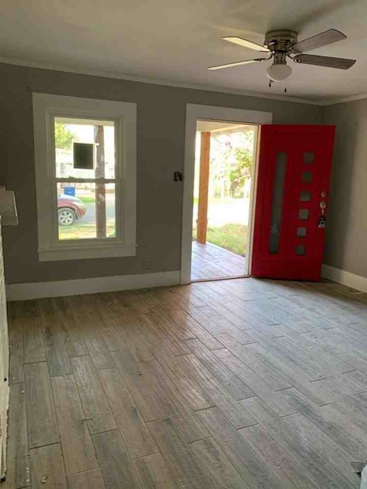402 Graham Ave - Photo 4 of 23