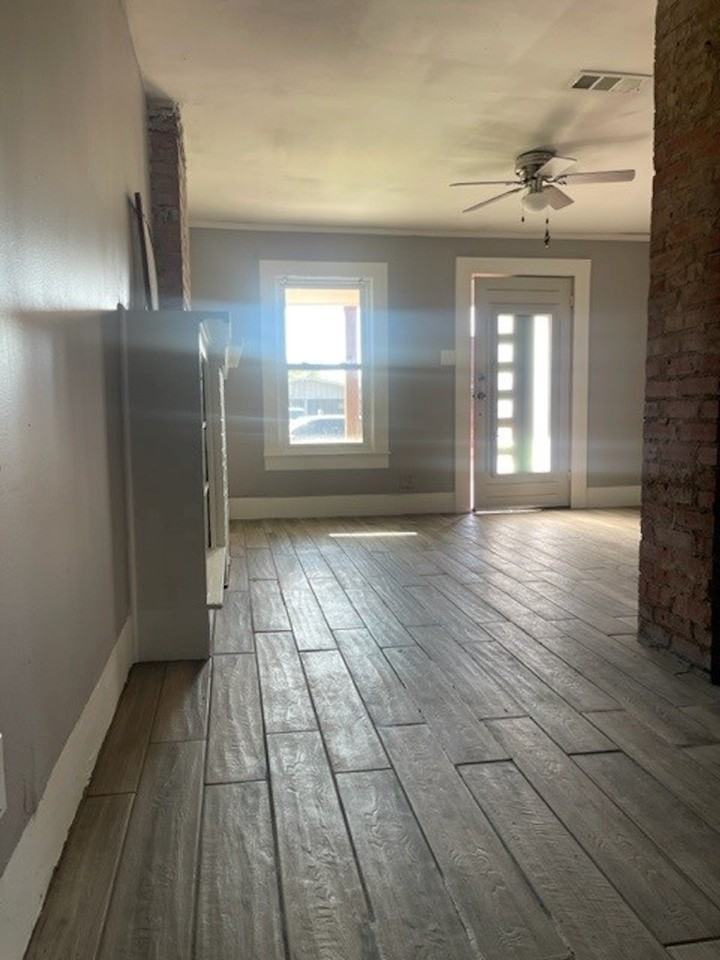402 Graham Ave - Photo 5 of 23