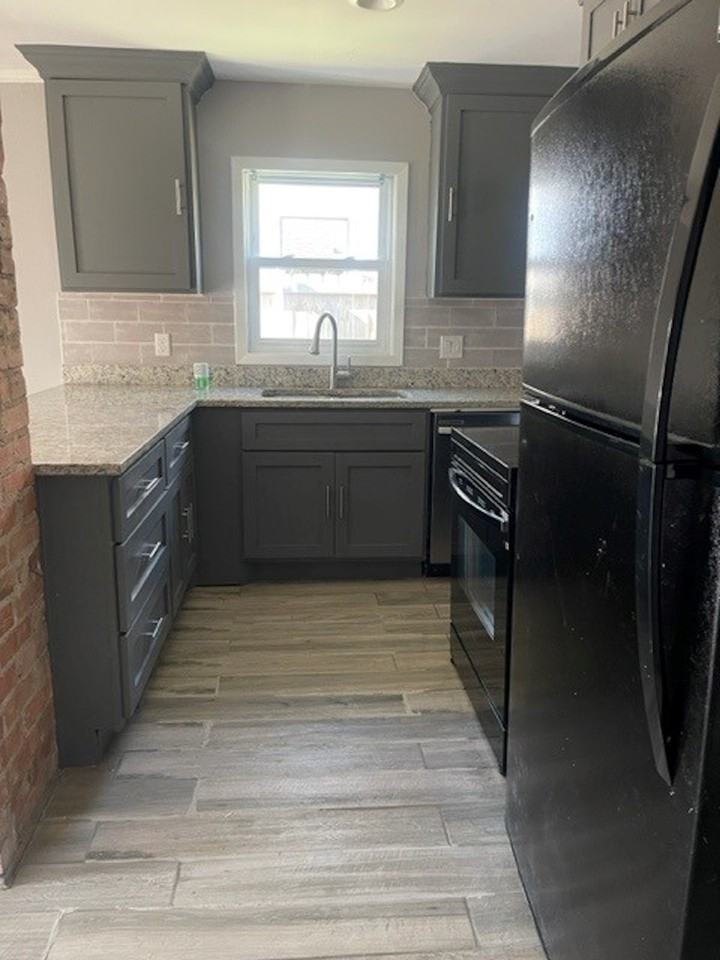 402 Graham Ave - Photo 7 of 23