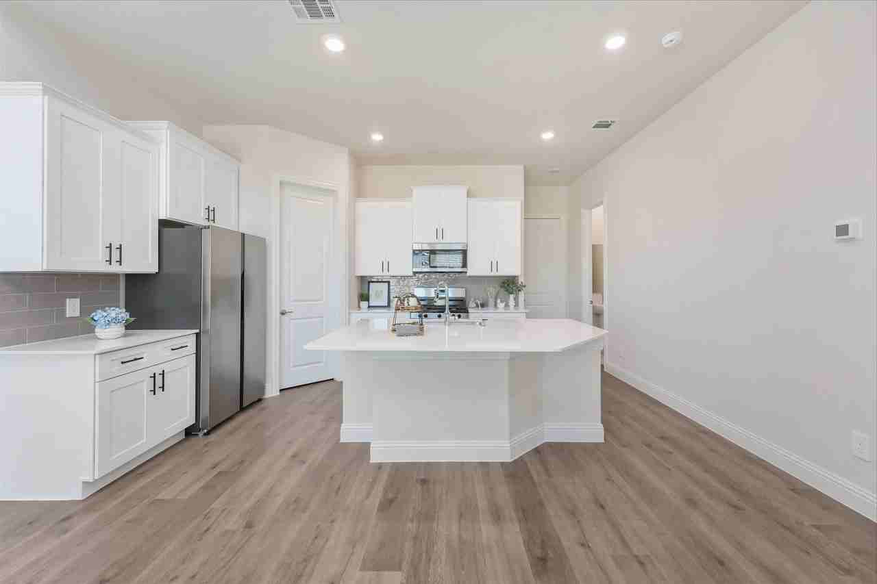 4550 Community Ct - Photo 6 of 24
