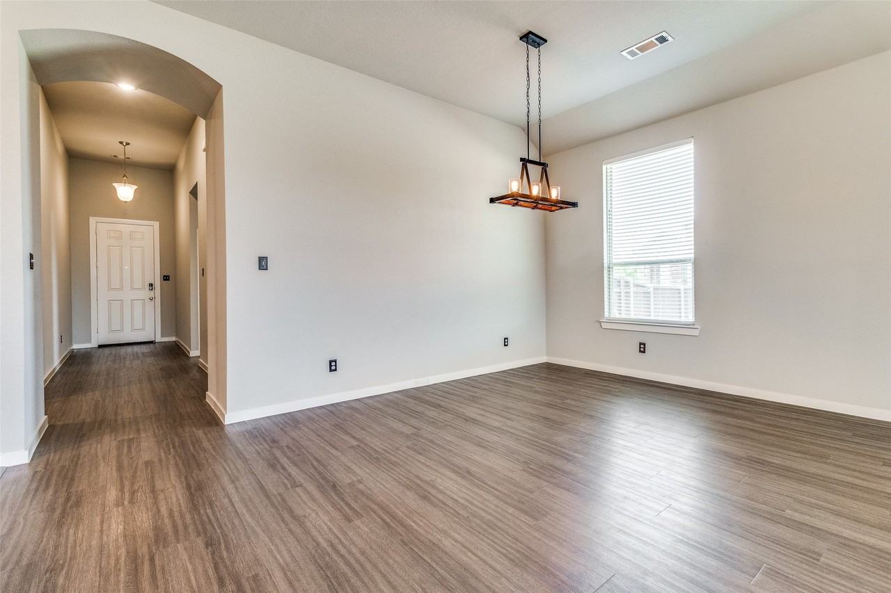 1130 Chatsworth Dr - Photo 4 of 25
