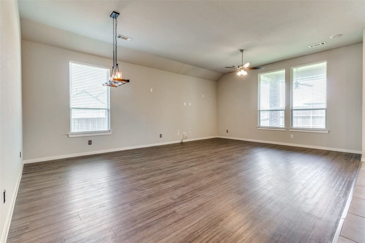 1130 Chatsworth Dr - Photo 5 of 25