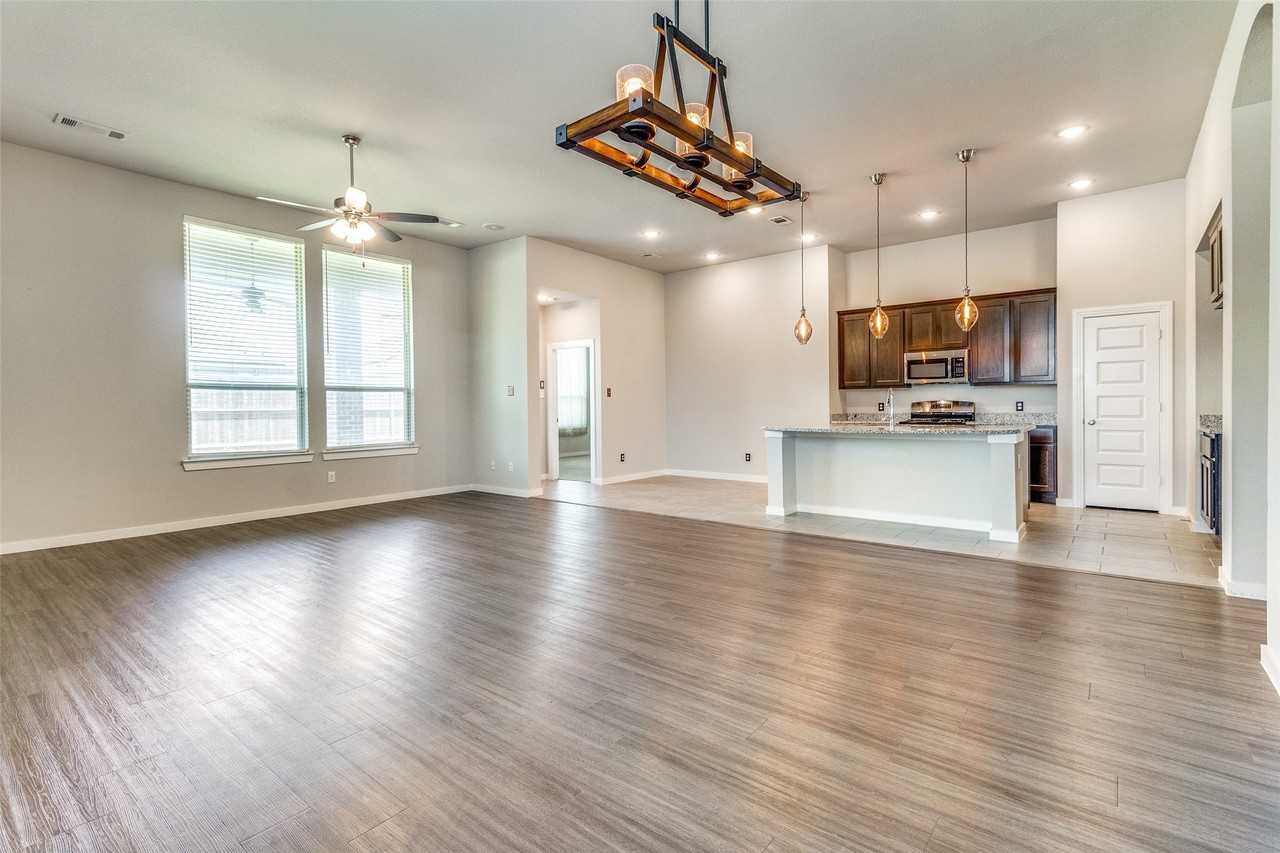 1130 Chatsworth Dr - Photo 6 of 25
