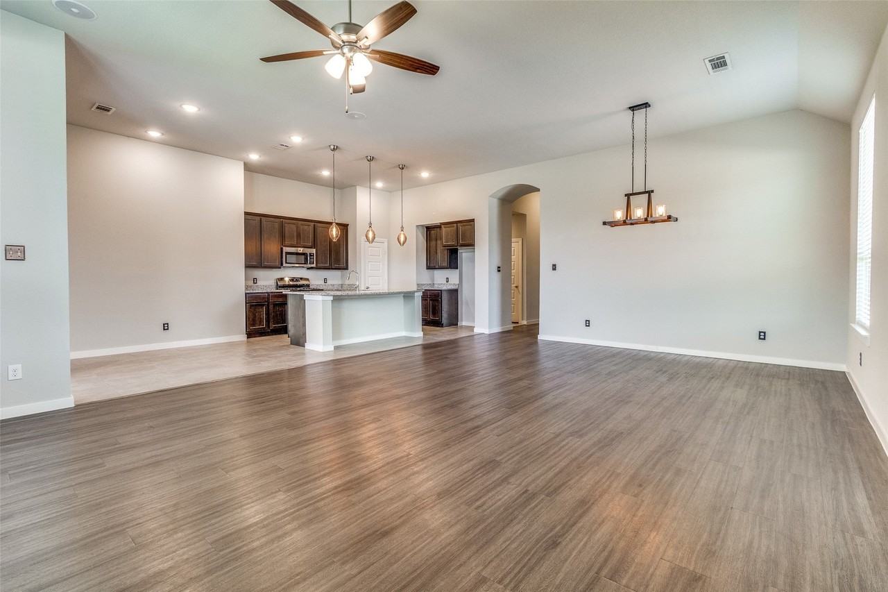 1130 Chatsworth Dr - Photo 7 of 25
