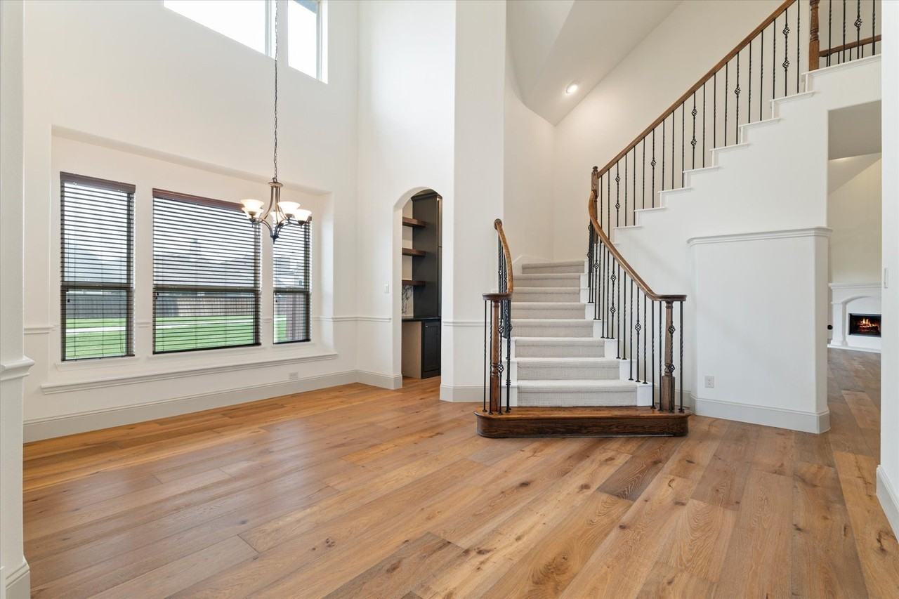1040 Edgefield Ln - Photo 2 of 32