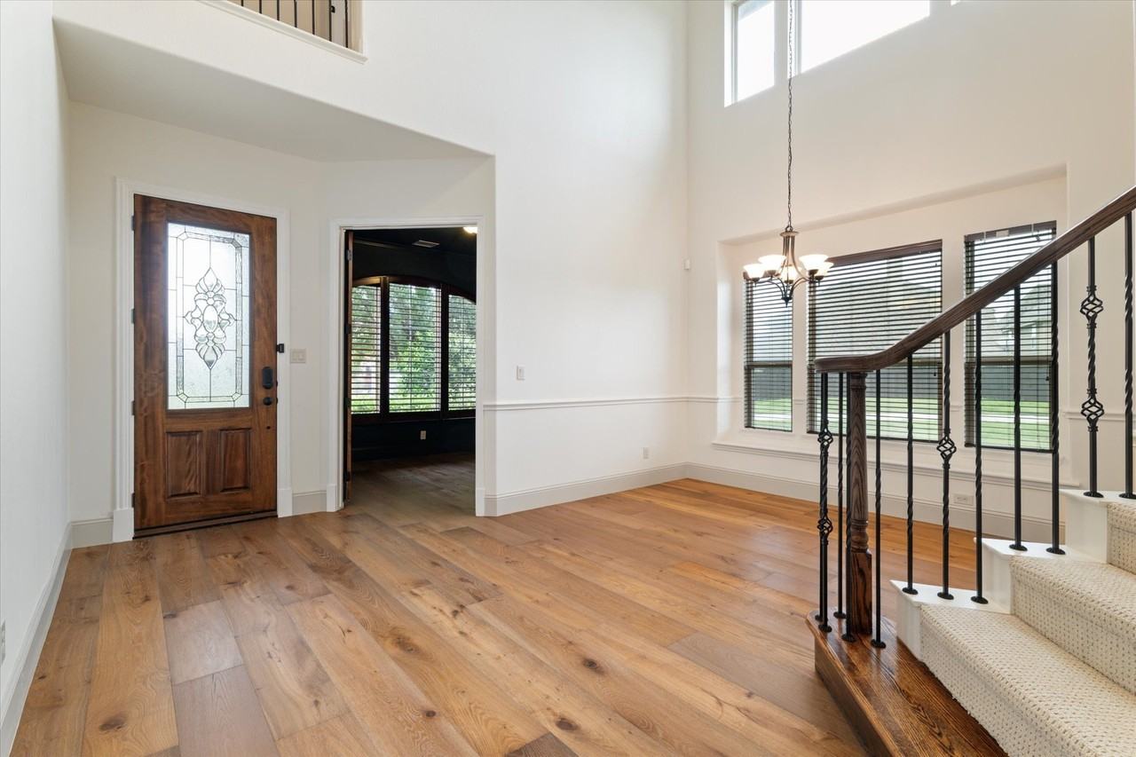 1040 Edgefield Ln - Photo 3 of 32