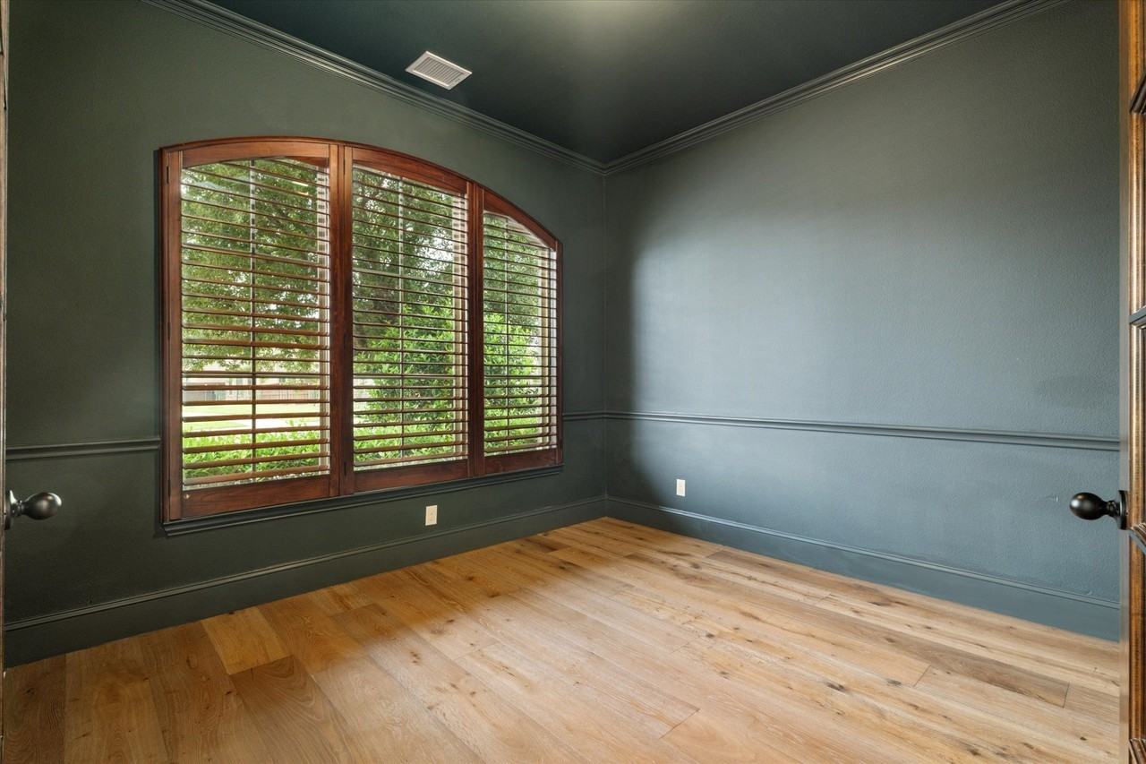 1040 Edgefield Ln - Photo 4 of 32