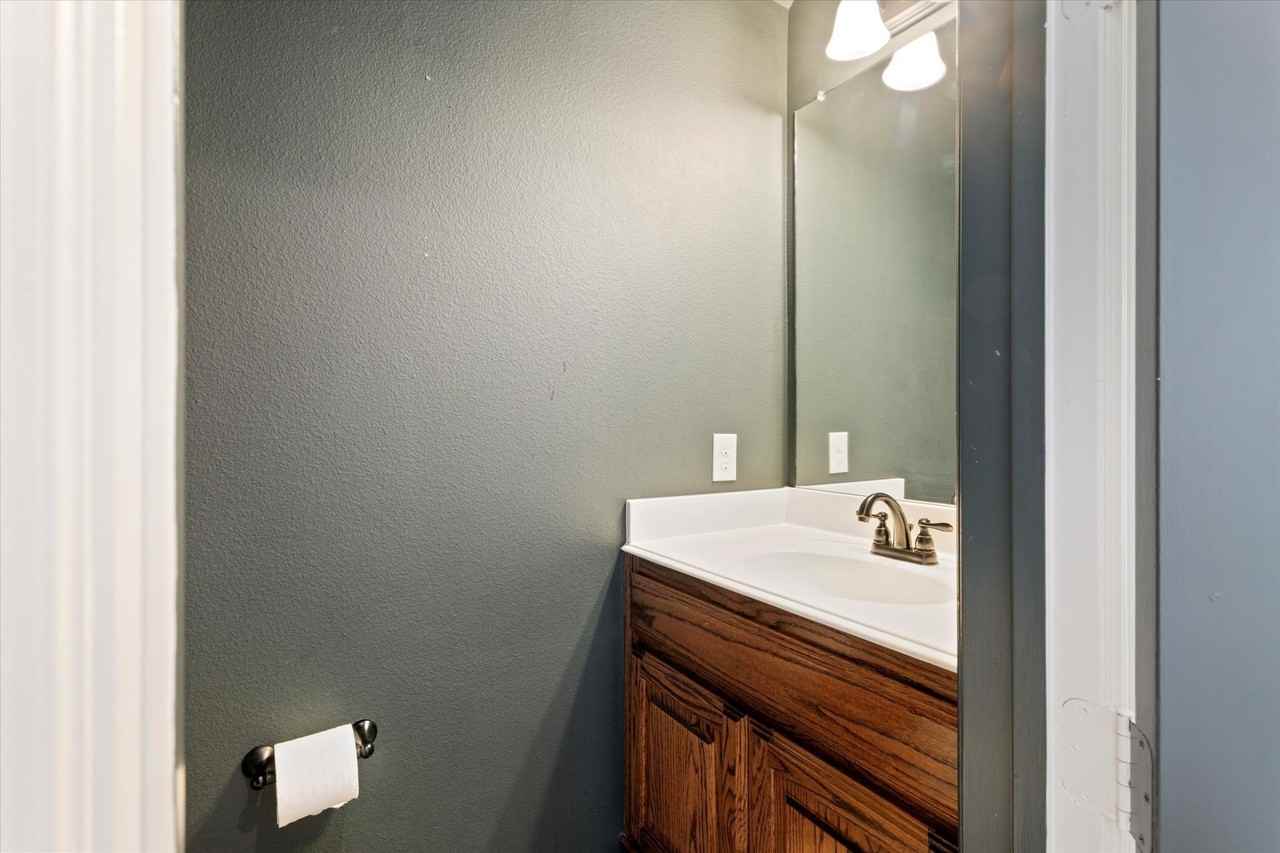 1040 Edgefield Ln - Photo 5 of 32