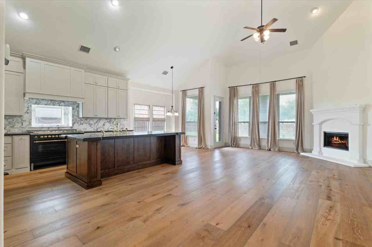 1040 Edgefield Ln - Photo 6 of 32