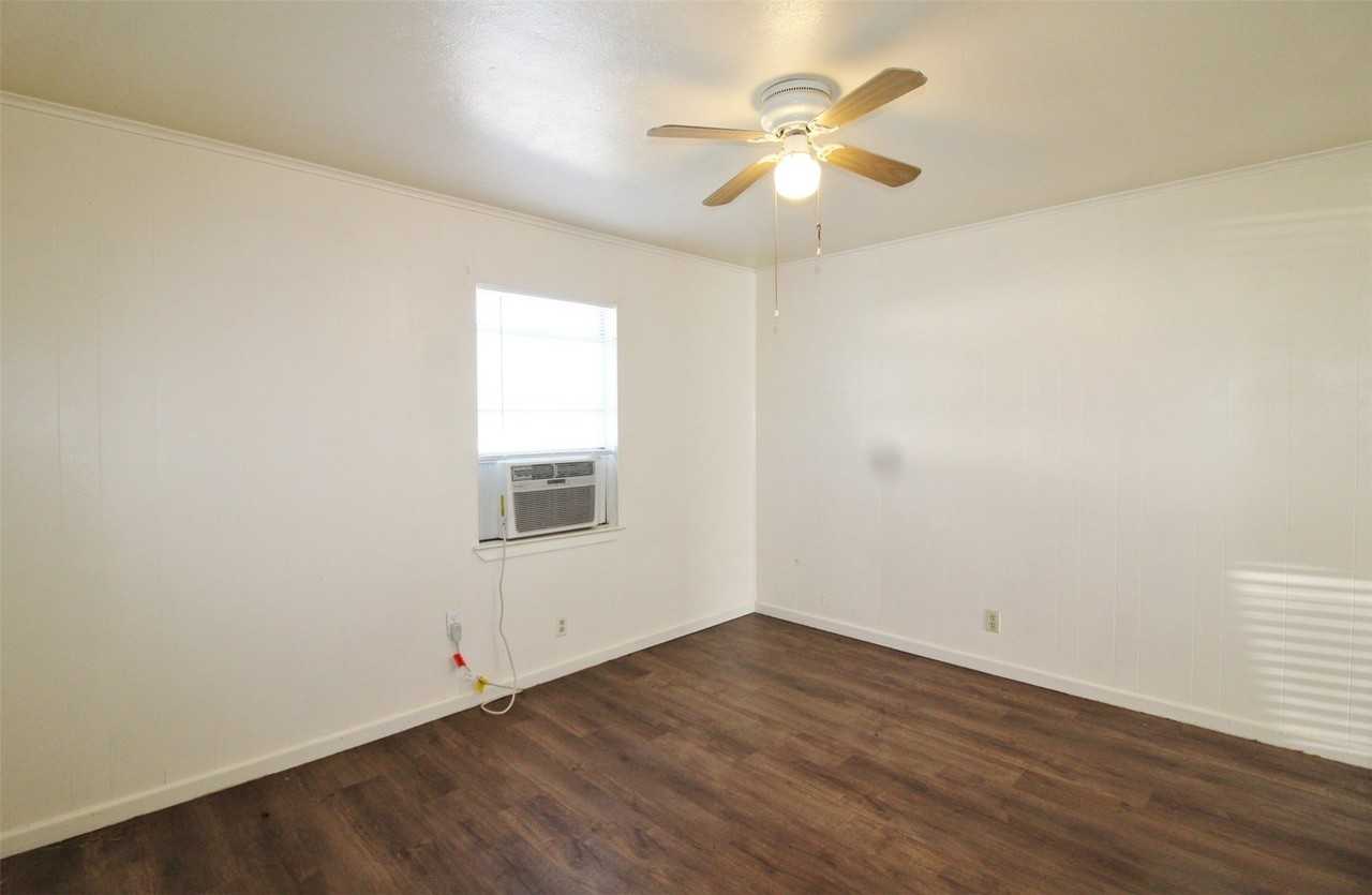 715 E 3rd St #2 - Photo 5 of 8