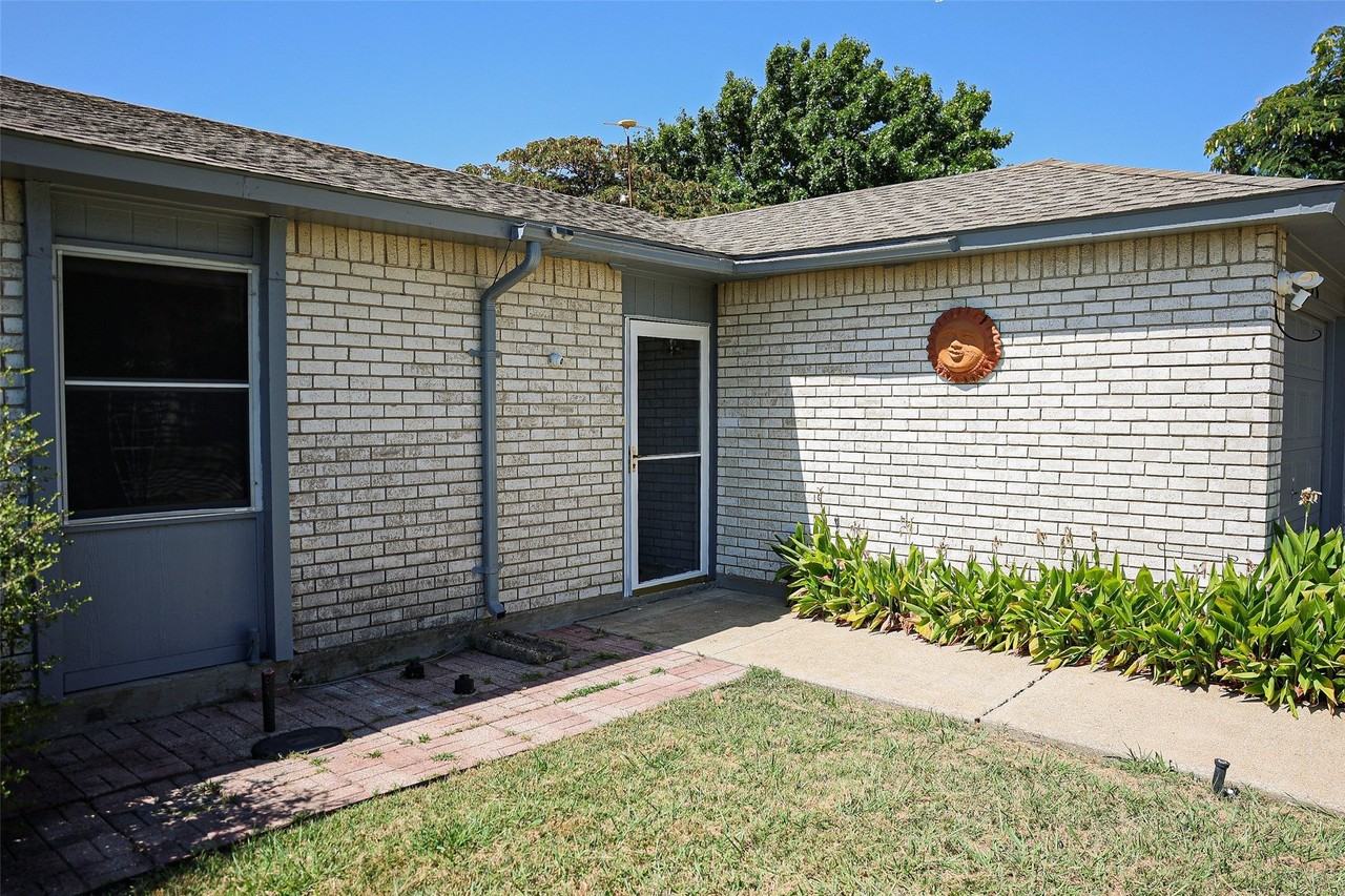 5236 Hawse Dr - Photo 3 of 30