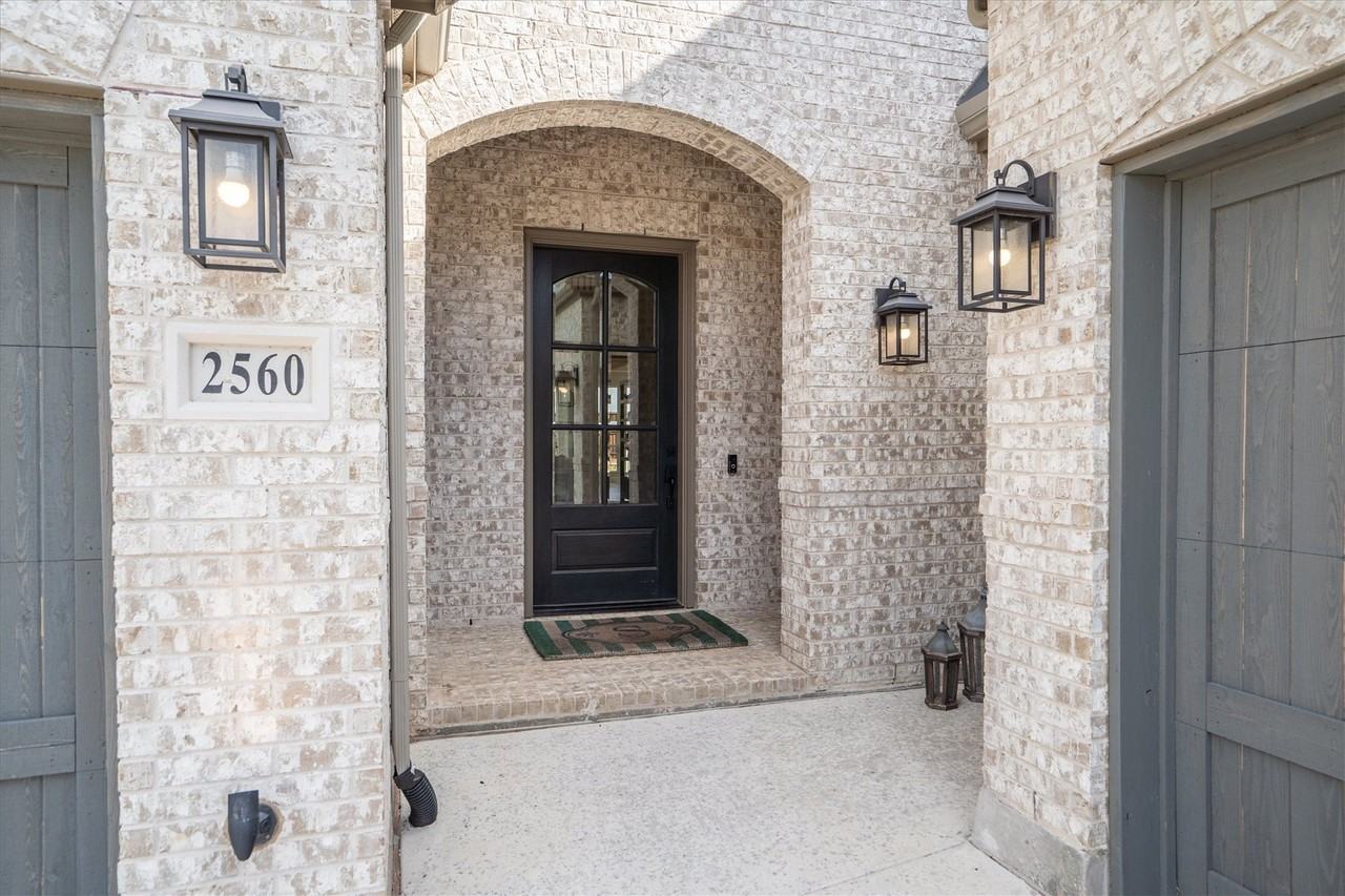 2560 Shady Trl - Photo 2 of 40