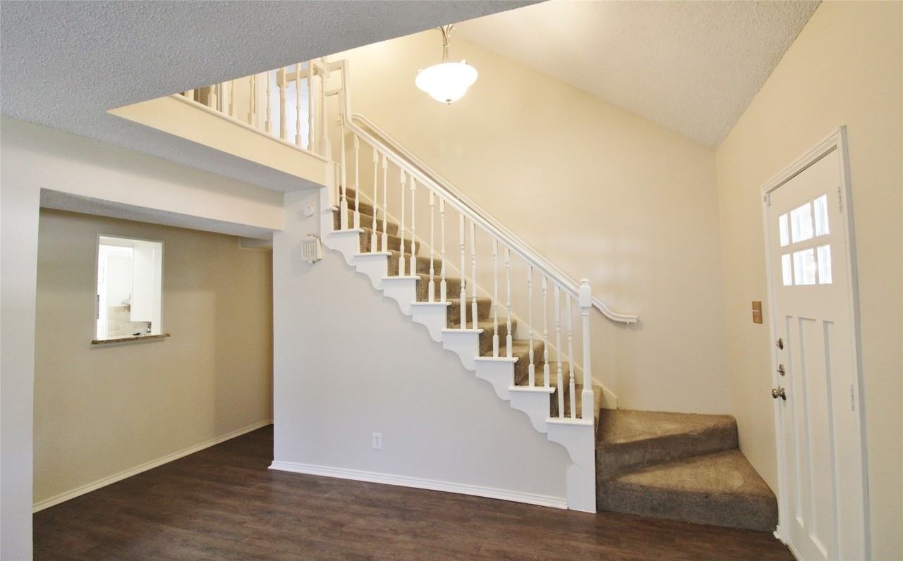900 Valley Ridge Dr - Photo 2 of 21