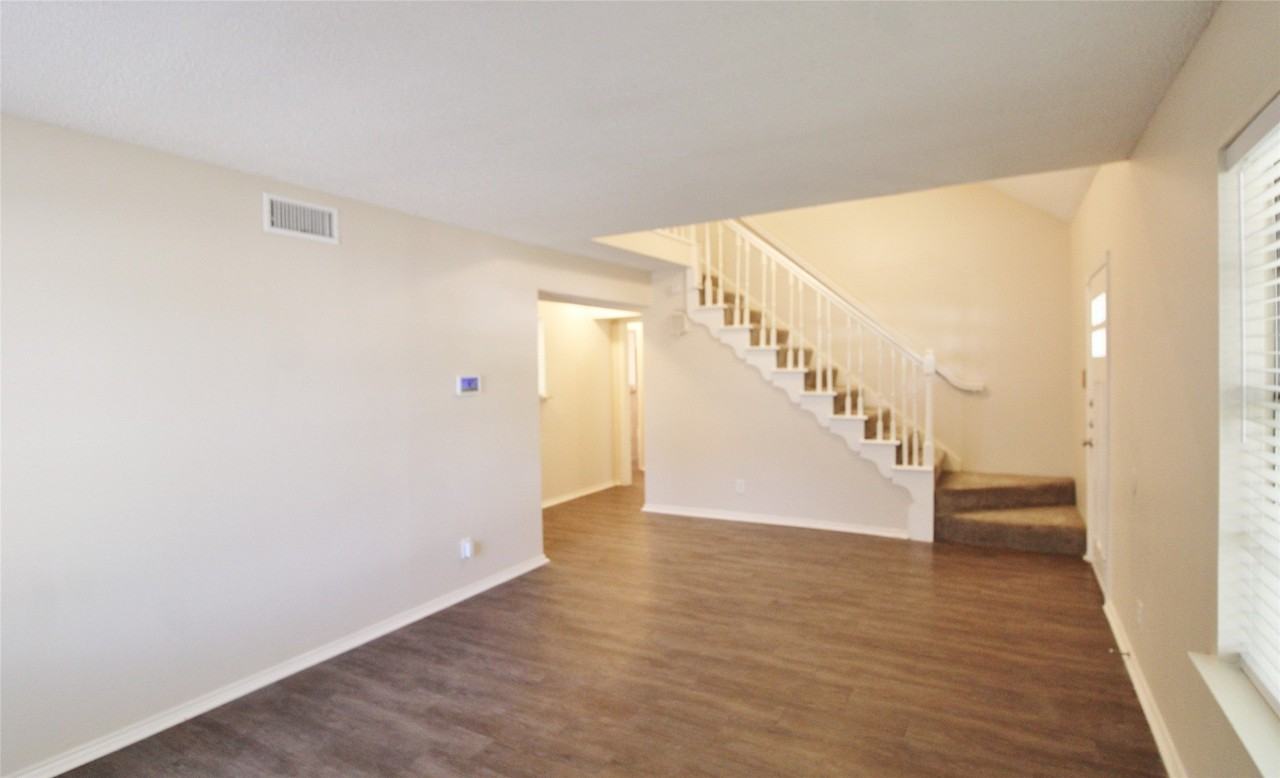 900 Valley Ridge Dr - Photo 3 of 21