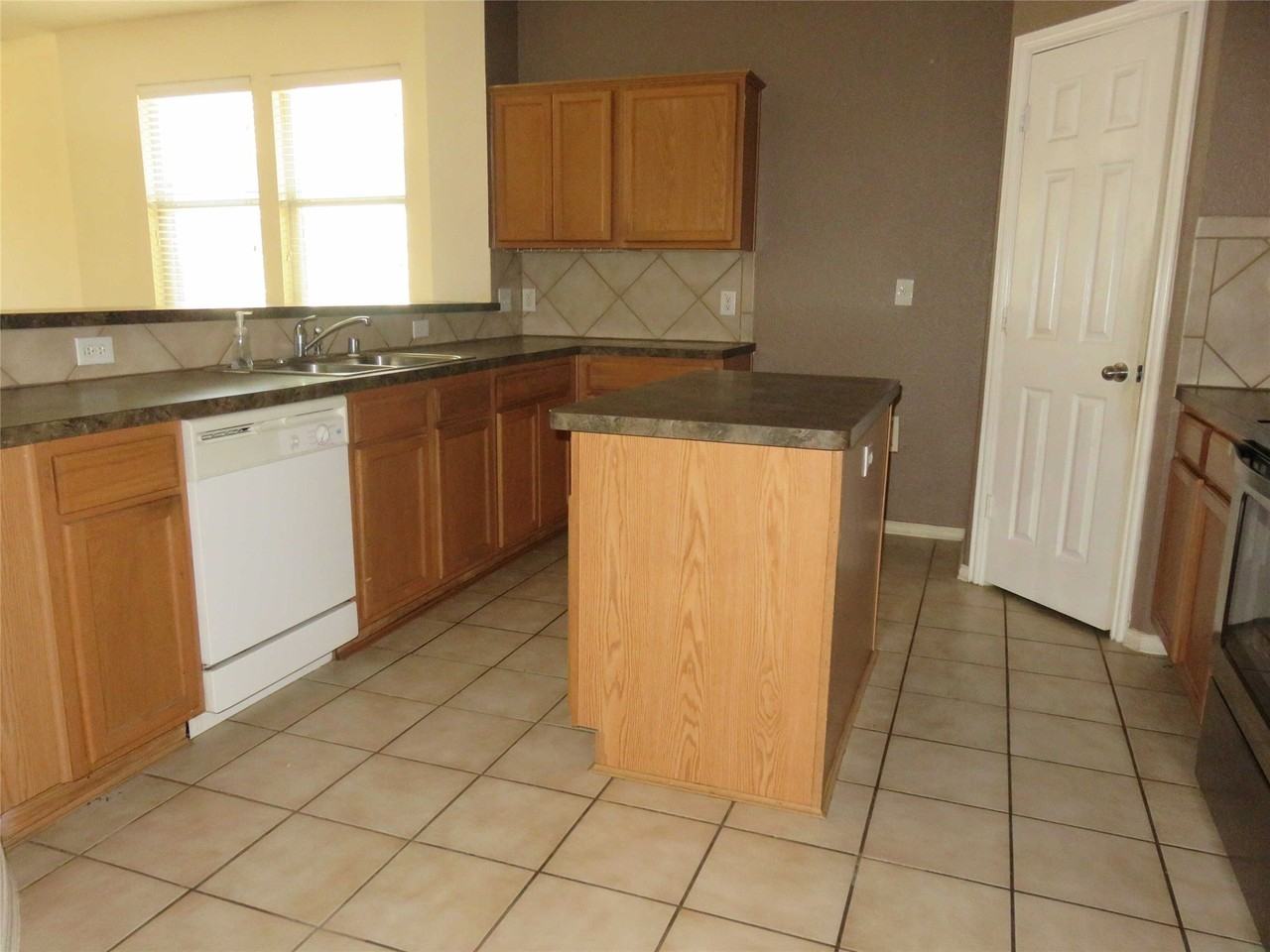 5804 Mariposa Dr - Photo 4 of 23