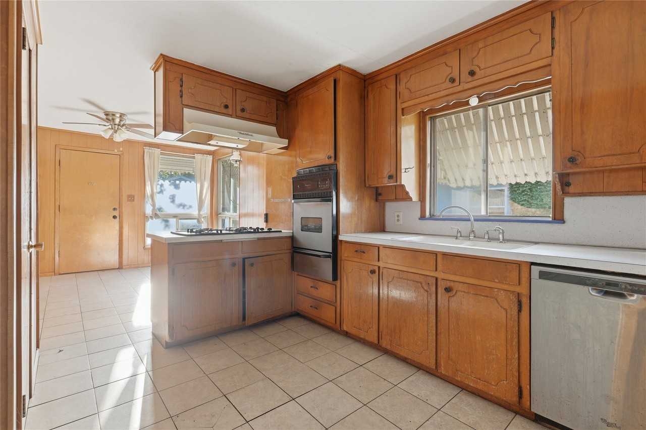 2204 Tierney Rd - Photo 5 of 18